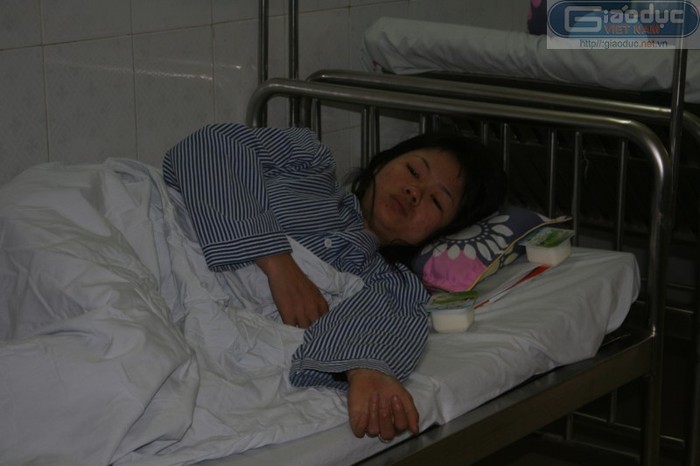 Chị Biện Thị Bí đã hết đau bụng nhưng bác sĩ vẫn phải theo dõi thêm diễn biến thai nhi